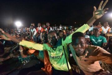 Seguidores de Costa de Marfil celebran el pase a la final de su equipo.