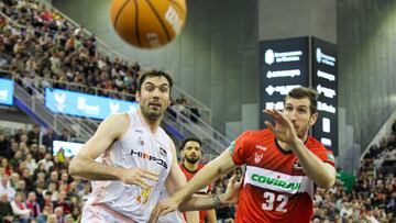El pívot del Covirán Granada Rubén Guerrero (d) lucha por el balón con Pierre David Oriola (i) del Hiopos Lleida durante la jornada 23 de la Liga ACB Endesa de este domingo en Granada.
