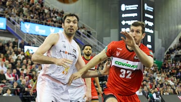 GRANADA (ESPAÑA), 16/03/2025.- El pívot del Covirán Granada Rubén Guerrero (d) lucha por el balón con Pierre David Oriola (i) del Hiopos Lleida durante la jornada 23 de la Liga ACB Endesa de este domingo en Granada. EFE/Pepe Torres