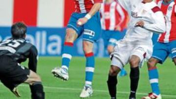 <b>EN PROPIA PUERTA. </b>Leo Franco sale por el balón mientras Zé Castro despeja. ¿Falta de diálogo? La jugada acabó siendo gol sevillista.