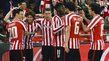 GRA327. BILBAO. 14/04/2017.- Los jugadores del Athletic celebran el gol de su compañero, Iker Muniain (i), ante el UD Las Palmas, el cuarto del equipo, durante el partido de la jornada trigésimo segunda de Liga en Primera División que Athletic de Bilbao y UD Las Palmas juegan esta noche en San Mamés, en Bilbao. EFE/MIGUEL TOÑA