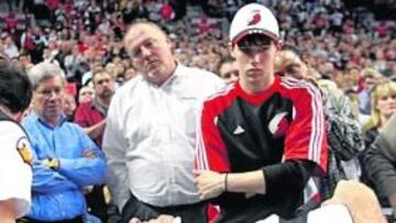 <b>MEJORÍA. </b>Rudy Fernández, saliendo de la cancha en camilla.