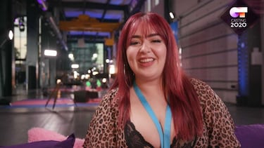 La mayor parte de la gente piensa que es borde, pero ella asegura que no es así. Se declara fan de Amy Winehouse y admiradora de Zac Efron, John Travolta cuando era joven y Pablo López.