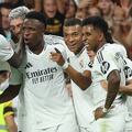 Los jugadores del Real Madrid celebran el primero de los dos goles de Mbappé en el partido contra el Betis.