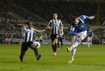 Ross Barkley marca el primer gol del partido. 