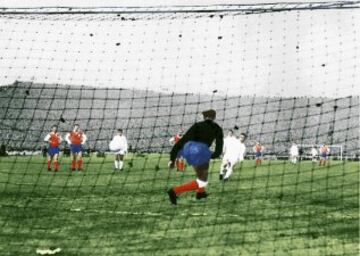 3-7 Eintracht Francfort-Real Madrid. Gol 1-4 el cuarto llegó al transformar Puskas un penalti.