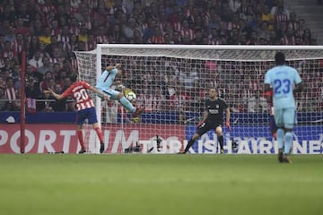 Suárez gets up and heads down in front of Juanfran and past Oblak.