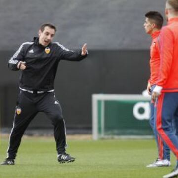 ENÉRGICO. Gary Neville se dirige a Cancelo en una sesión reciente del cuadro valenciano.