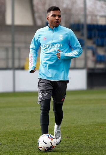 Rodrygo, tocando balón en el entrenamiento en Valdebebas.