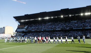 Los jugadores de ambos equipos se saludan antes del inicio del encuentro. 