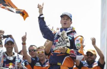 El piloto español de KTM Marc Coma festeja su victoria en la categoría de motos tras la última etapa en el Rally Dakar 2015 hoy, sábado 17 de enero de 2015, entre las localidades de Rosario y Buenos Aires, Argentina. El Dakar 2015 finalizó hoy tras disputarse desde el 3 y el 17 de enero entre Argentina, Chile y Bolivia. 