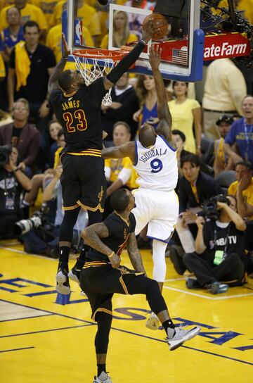 S¨¦ptimo partido de las finales de la NBA 2016.
Otro partido para el recuerdo. Los Warriors, que ven¨ªan de un hist¨®rico 73-9 en temporada regular, se complicaron las Finales dej¨¢ndose remontar un 3-1. El s¨¦ptimo se jugaba en Oakland...