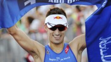Mola, jubiloso tras vencer ayer en Abu Dhabi.