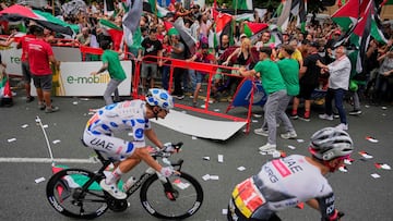 Personas con banderas palestinas intentan interrumpir la undécima etapa.