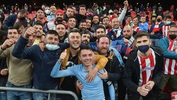 Iago Aspas celebra la victoria del Celta en San Mam&eacute;s con seguidores del club celeste.