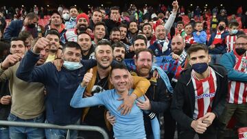 Iago Aspas celebra la victoria del Celta en San Mamés con seguidores del club celeste.