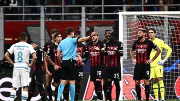 AC Milan's British defender Fikayo Tomori reacts after received a red card during the UEFA Champions League group E, football match between AC Milan and Chelsea, at the San Siro stadium, in Milan, on October 11, 2022. (Photo by Marco BERTORELLO / AFP)