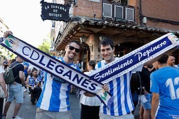 Los seguidores del Leganés celebran el ascenso en la Plaza de España.