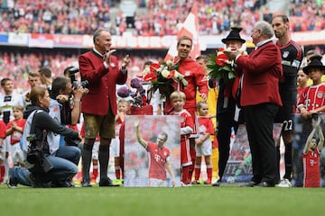 Philipp Lahm. junto a Rummenigge y Uli Hoeness.