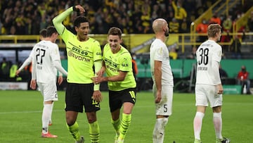 Thorgan Hazard y Jude Bellingham celebran el segundo gol del Dortmund en la Copa de Alemania.