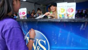 Sharapova firma autógrafos en Cincinnati y, a la vez, promociona sus golosinas.
