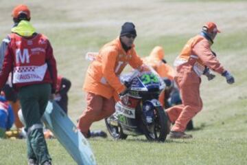 Enea Bastianini sufrió una caída y fue atropellado por otros pilotos, al igual que John McPhee. Se paró la carrera de Moto3 por el incidente.