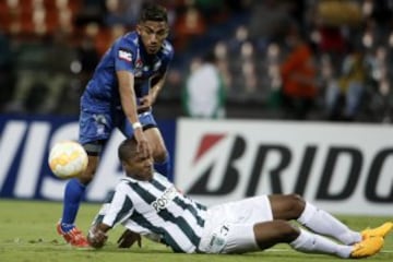 MED702. MEDELLÍN (COLOMBIA), 14/05/2015.- El jugador de Atlético Nacional Alexis Henriquez (abajo) disputa el balón con el jugador de Emelec Angel Mena (i) hoy, jueves 14 de mayo de 2015, durante su partido de la Copa Libertadores en Medellín (Colombia). EFE/LUIS EDUARDO NORIEGA.