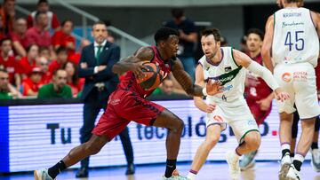 Tyler Ennis, escolta de UCAM Murcia, trata de superar la defensa del cajista Tyler Kalinosky.