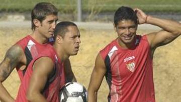 Los futbolistas brasileños del Sevilla Adriano y Renato no han superado sus molestias físicas y no podrán estar presentes en el arranque liguero del Sevilla, que se producirá mañana contra el Valencia en Mestalla (19.00 horas).