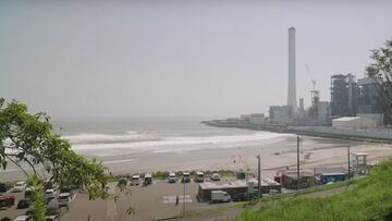 Surfean Fukushima tras la liberación de aguas radiactivas