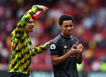 Gabriel Martinelli señala a Ethan Nwaneri tras su debut con el Arsenal.