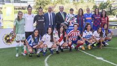 Rubiales, presidente de la RFEF, y jugadoras de todos los clubes de la Primera Iberdrola. 