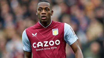 Jhon Jader Durán durante un partido de Premier League con Aston Villa.