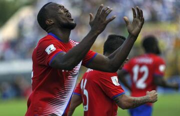 Costa Rica's defender Kendall Waston celebrates after scoring against Honduras during their 2018 FIFA World Cup qualifier football match in San Pedro Sula, Honduras on March 28, 2017. / AFP PHOTO / JOHAN ORDONEZ