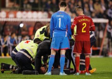 Bélgica - Gales. El jugador belga, Dries Mertens, se lesionó y salió en camilla con collarín.