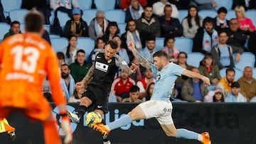 VIGO, 26/04/2023.- El defensa del Celta de Vigo Javier Gal¨¢n (d) lucha con Jos¨¢n Ferr¨¢ndez, del Elche CF, durante el partido de la jornada 31 de LaLiga disputado este mi¨¦rcoles en el estadio de Bala¨ªdos, en Vigo. EFE / Salvador Sas