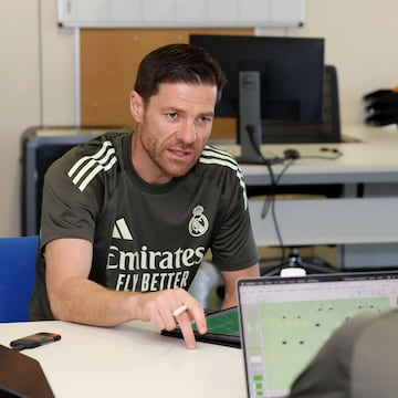 Xabi Alonso reunido con su equipo.