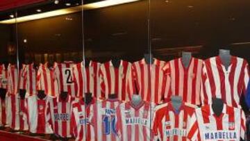 <b>LAS CAMISETAS. </b>Este es el stand que hoy se verá en el museo del Atlético.