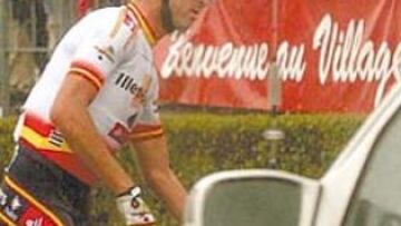 <b>INOPORTUNO</b>. Paco Mancebo tuvo la mala suerte de pinchar a mitad de carrera.