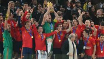 <b>HOMENAJE. </b>La Federación reunirá el lunes en Las Rozas a más de 400 internacionales de todas las épocas, que ya posaron en la foto del Centenario de la FEF, como homenaje a los 23 campeones del mundo en Sudáfrica 2010. Blatter, presidente de la FIFA, asistirá al acto.