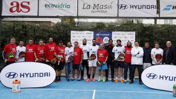 Vicente Jiménez, director de AS, Javier Matallanas y Tomás Roncero posaron junto a los veteranos de Real Madrid y Atlético antes del inicio del torneo en La Masó Sports Club.