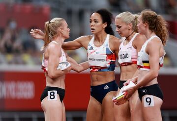 Katarina Johnson-Thompson es arropada por sus compañeras tras lesionarse en plena carrera de 200m del heptatlón y llegar a la meta andando. 