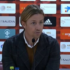 Primera rueda de prensa y primera lección de Guti: se escucha muy poco lo que dijo en sala de prensa