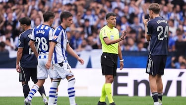 SAN SEBASTIAN, SPAIN - SEPTEMBER 13: Match referee Jesus Gil Manzano gestures towards Dean Huijsen of Real Madrid during the LaLiga EA Sports match between Real Sociedad and Real Madrid CF at Reale Arena on September 13, 2025 in San Sebastian, Spain. (Photo by Juan Manuel Serrano Arce/Getty Images)
