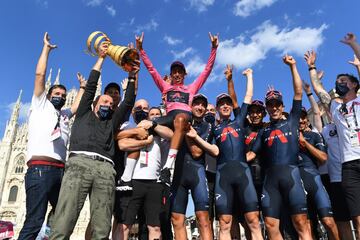 El corredor del Team INEOS - Grenadiers hizo historia en el deporte colombiano y se coronó campeón del Giro de Italia. Bernal mantuvo la ventaja en la clasificación general y tras la contrarreloj en la última etapa, se quedó con el título. 