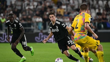 Juventus' Italian midfielder Fabio Miretti (C) controls the ball during the Italian Serie A football match between Juventus and Spezia on August 31, 2022 at the Juventus stadium in Turin. (Photo by MIGUEL MEDINA / AFP)