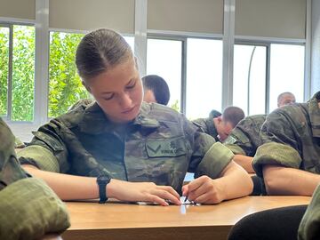 La Princesa Leonor toma notas en una de las clases en la Academia Militar de Zaragoza.