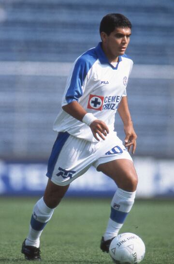 Jugó en Cruz Azul de 1999 al 2002.