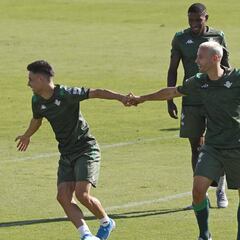 Borja Iglesias y Álex Moreno, fuera de la lista para Barcelona