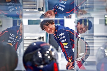 De no convencer por su inconsistencia a ser piloto oficial de Red Bull en tan solo dos grandes premios. Las carencias de Liam Lawson han sido la fortuna de un Yuki Tsunoda que ya luce los colores de la escuder¨ªa energ¨¦tica. Esos con los que se estrenar¨¢ el japon¨¦s este fin de semana durante el GP de Jap¨®n (del 4 al 6 de abril); su carrera de casa.
